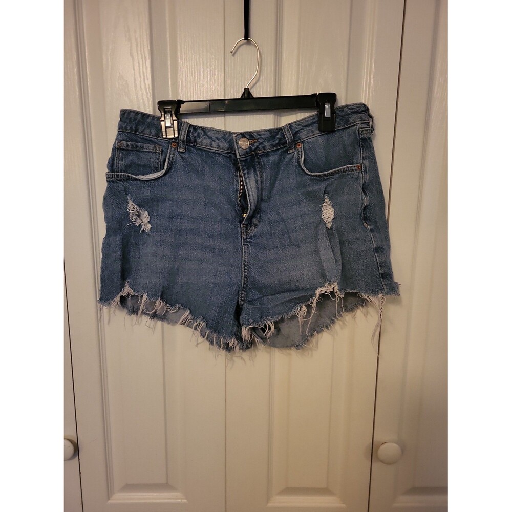 Women's distressed denim shorts with frayed hem